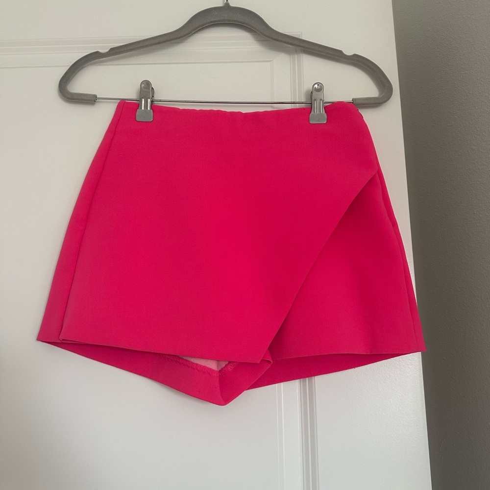 Asymmetric pink shorts